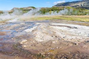 superficie de la tierra en el área de aguas termales de haukadalur foto