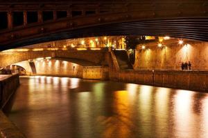 puente y río sena en la noche, parís foto