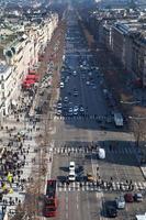 Vista superior de las avenidas de los Campos Elíseos en París foto