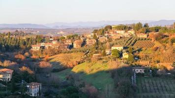 casas de campo y jardines en la ciudad de siena en las colinas foto