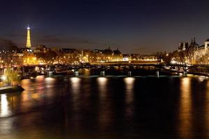 pont des arts en parís de noche foto