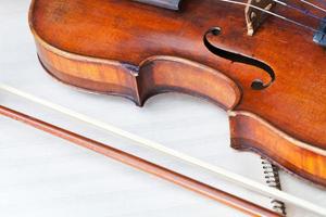 caja de resonancia de violín y arco en libro de música foto