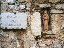 figurilla virgen en la pared de la casa medieval foto