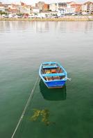 barco de madera en el agua en el golfo de vizcaya foto