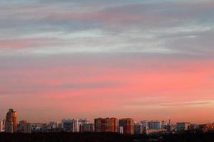 delicado rosa y azul amanecer cielo temprano en la mañana foto