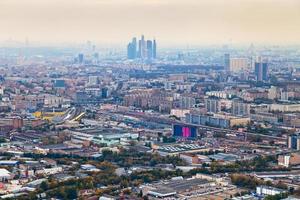 la ciudad de Moscú y el paisaje urbano en el día de otoño de smog foto