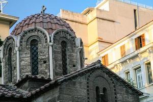 cúpula de la iglesia panagia kapnikarea en la ciudad de atenas foto