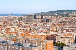 vista de barcelona y la colina de montjuic foto