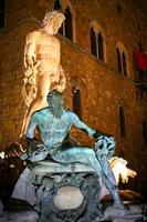 fuente de neptuno en la noche foto