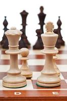 vista del juego de piezas de ajedrez del rey y la reina foto