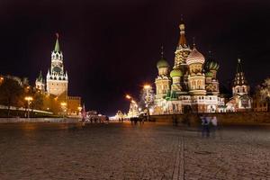 torre spasskaya del kremlin y catedral en la noche foto