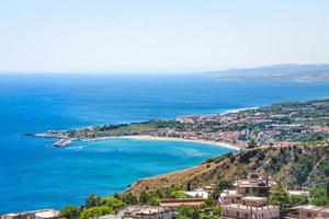 vista de la ciudad de taormina y del resort giardini naxos foto