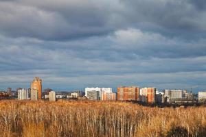 parque urbano y casas iluminadas por el sol poniente foto