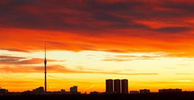 horizonte matutino con espectacular amanecer rojo oscuro foto