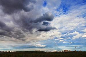 frente a las nubes grises de otoño bajo la ciudad foto