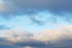 cielo en descanso de las duras nubes de invierno foto