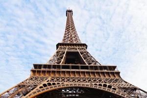 vista inferior de la torre eiffel en paris foto