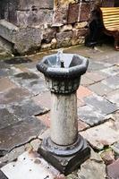 fuente de agua potable en el monasterio medieval en armenia foto