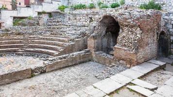 antiguo teatro romano odeon en la ciudad de taormina foto