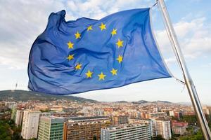 bandera de europa bajo barcelona foto