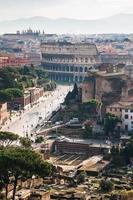 vista de via dei fori imperiali y coliseo foto