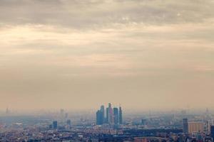 smog al atardecer bajo la ciudad de moscú foto