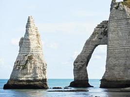 rocas naturales en la playa del canal inglés foto