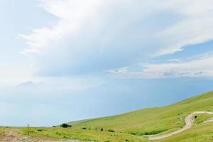 vista del lago de garda desde monte baldo, italia foto