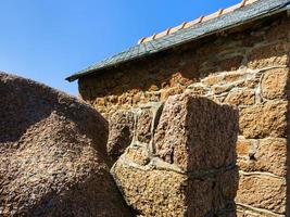 roca y pared de la casa bretona en ploumanach foto