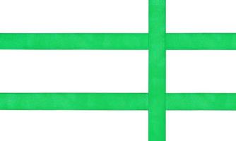 tres cruces de cintas de seda verde aisladas foto