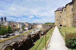 muralla del castillo y sedán de la ciudad, francia foto