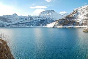 lago lac du chevril en invierno, francia foto