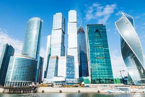 torres del distrito de oficinas de la ciudad de moscú en primavera foto
