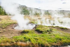 piscina de géiseres en haukadalur en islandia en otoño foto