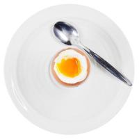 huevo pasado por agua en una huevera en un plato blanco foto