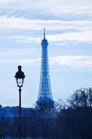 torre eiffel en parís en puesta de sol azul foto