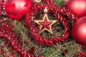 estrella roja, decoración en el fondo del árbol de navidad foto