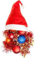 oropel de decoración navideña se derrama del gorro de Papá Noel foto