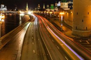 terraplén del kremlin en moscú en la noche foto