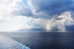 confluencia de las aguas de los mares jónico y tirreno foto