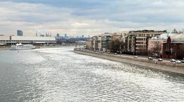 terraplén bolotnaya a lo largo del canal del río moskva foto