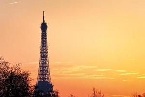 torre eiffel en paris al atardecer foto