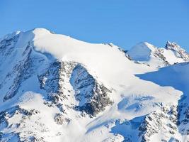 zona nevada del mont blanc en los alpes foto