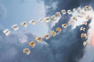 bandada de libros voladores en nubes de tormenta foto