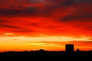 dramático cielo de amanecer rojo oscuro y amarillo foto