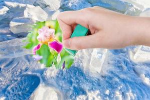 la mano elimina el hielo y la nieve con un borrador de goma foto