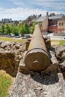 viejo cañón en fuerte medieval foto