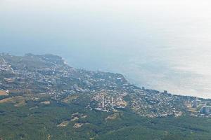 mar negro y gran yalta en la costa sur de crimea foto