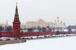 panorama de la muralla y la torre del kremlin en invierno foto