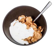 yogur y cuchara en tazón de cereal foto